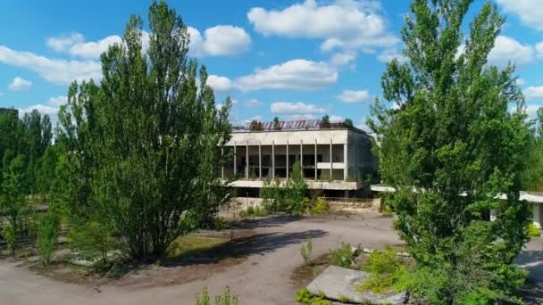 Flygfoto över övergivna sportanläggning i staden Pripyat nära Tjernobyl — Stockvideo