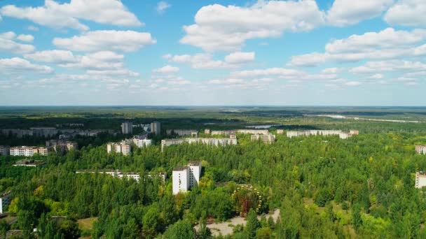 Çernobil yakınlarındaki Pripyat kentindeki terk edilmiş binaların ve sokakların hava görüntüsü — Stok video