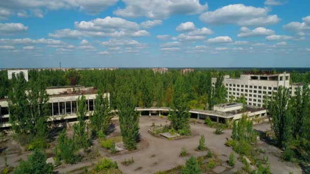 Luchtfoto van verlaten sportcomplex en hotel in stad Pripyat bij Tsjernobyl — Stockvideo