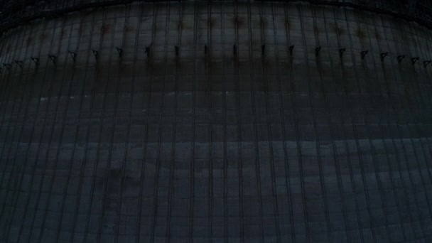 Вид з повітря на охолоджуючу башту для п "ятого і шостого ядерних реакторів Чорнобиля. — стокове відео