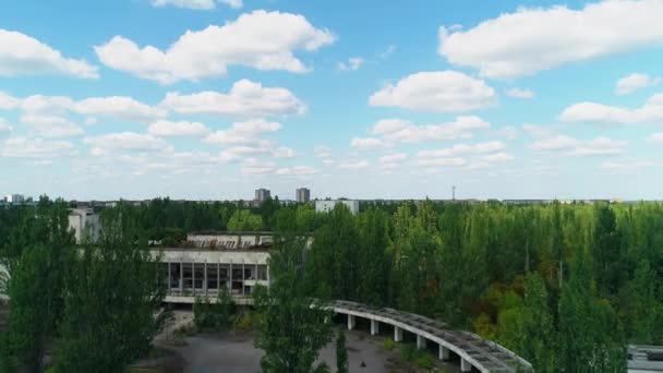 Flygfoto över övergivna sportanläggning i staden Pripyat nära Tjernobyl — Stockvideo