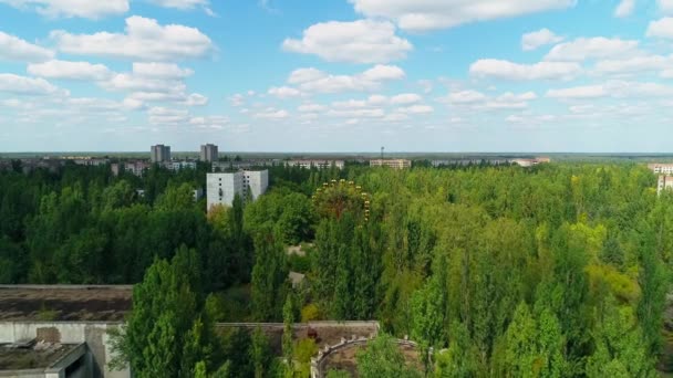 Вид с воздуха на колесо обозрения в городе Припять вблизи Чернобыльской АЭС . — стоковое видео