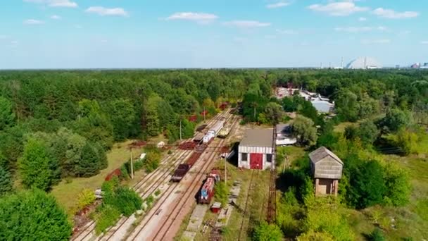 Vue aérienne d'une décharge de trains rouillés abandonnés dans la ville de Pripyat près de Tchernobyl — Video