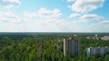 Çernobil yakınlarındaki Pripyat kentindeki terk edilmiş binaların ve sokakların hava görüntüsü