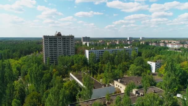 Çernobil yakınlarındaki Pripyat 'taki terk edilmiş binaların ve sokakların hava görüntüsü. — Stok video