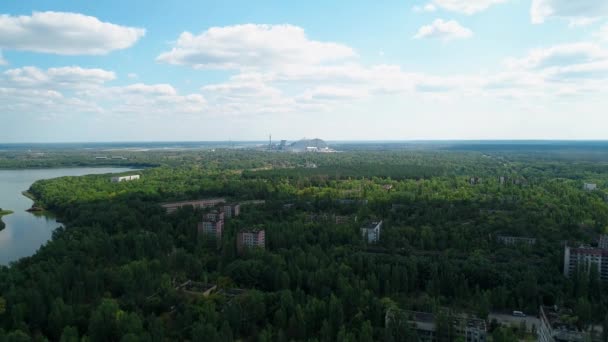 Widok z powietrza na opuszczone budynki, jezioro w mieście Prypeć koło Czarnobyla — Wideo stockowe