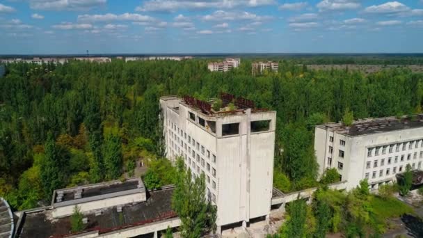 Vista aérea do hotel abandonado e ruas na cidade Pripyat perto de Chernobyl — Vídeo de Stock