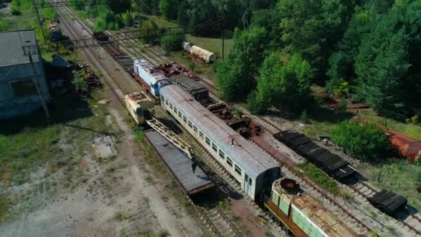 Вид с воздуха на свалку заброшенных ржавых поездов в городе Припять близ Чернобыля — стоковое видео