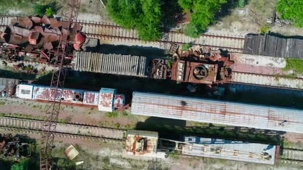 Vue aérienne du dessus du dépotoir de trains rouillés abandonnés dans la ville de Pripyat près de Tchernobyl — Video