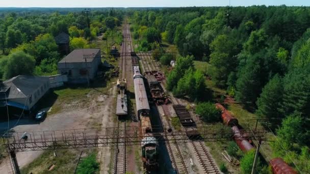 Letecký pohled na skládku opuštěných rezavých vlaků ve městě Pripyat u Černobylu — Stock video