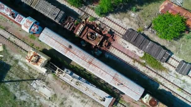 Aerial top view of dump of abandoned rusty trains in city Pripyat near Chernobyl — ストック動画