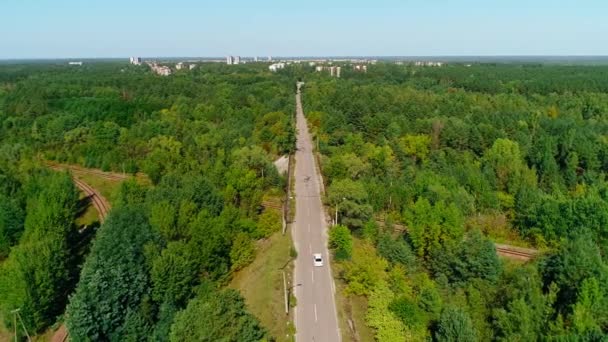 Вид с воздуха на пересечение автодороги и железной дороги вблизи города Припять и Чернобыля — стоковое видео