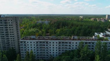 Çernobil yakınlarındaki Pripyat kentindeki terk edilmiş binaların ve sokakların hava görüntüsü 