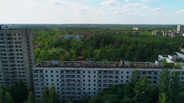 Légi kilátás elhagyott épületek és utcák város Pripyat Csernobil közelében — Stock videók