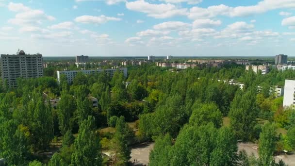 Flygfoto över övergivna byggnader och gator i staden Pripyat nära Tjernobyl — Stockvideo