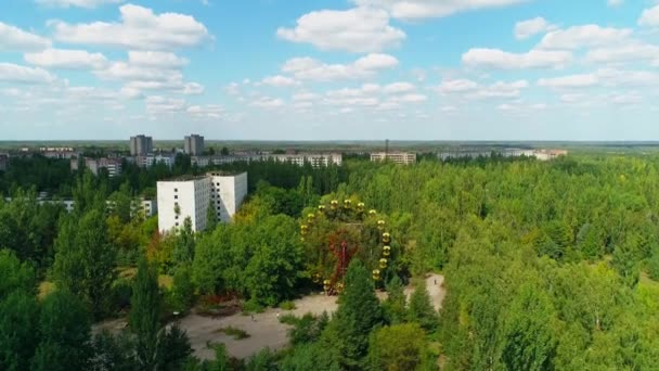 Çernobil nükleer santrali yakınlarındaki Pripyat şehrindeki dönme dolabın havadan görüntüsü. — Stok video