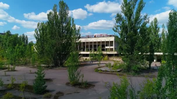 チェルノブイリ近くの都市プリピャートの放棄されたスポーツ複合体の空中ビュー — ストック動画