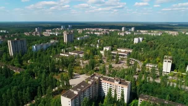 Luchtfoto van verlaten gebouwen en straten in de stad Pripyat bij Tsjernobyl — Stockvideo