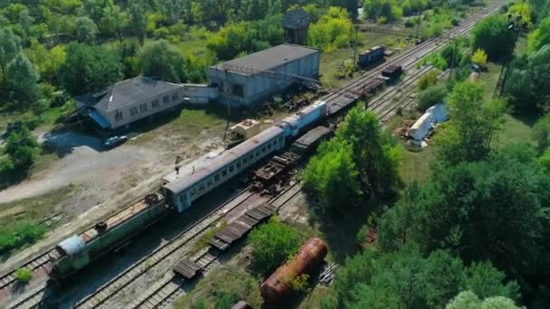 Çernobil yakınlarındaki Pripyat şehrinde terk edilmiş paslı trenlerin hava manzarası. — Stok video