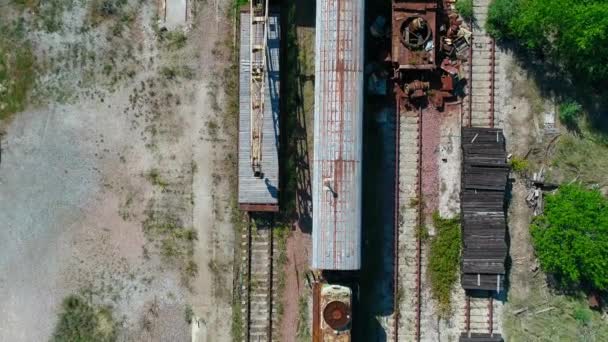 Letecký pohled shora na skládku opuštěných rezavých vlaků ve městě Pripyat u Černobylu — Stock video