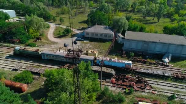 Letecký pohled na skládku opuštěných rezavých vlaků ve městě Pripyat u Černobylu — Stock video