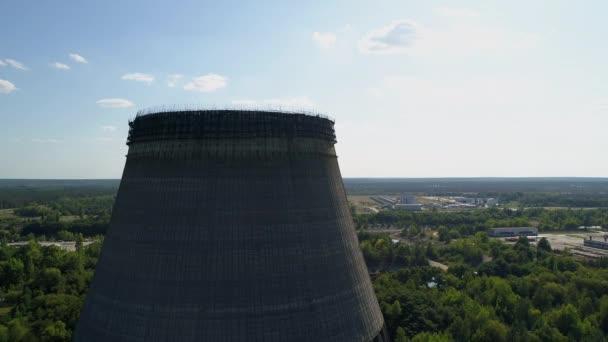 Csernobil ötödik, hatodik atomreaktorának hűtőtornyaira néző antenna — Stock videók