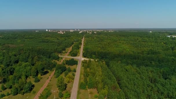 Letecký pohled na panorama lesa a silnic v blízkosti města Pripyat a Černobyl — Stock video