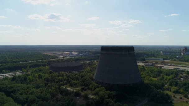 チェルノブイリ原子力発電所の第3段階の5 6号炉の未完成の冷却塔の空中ビュー 排除区域 カメラが戻ってきた4Kドローン映像 — ストック動画