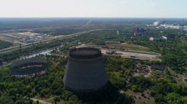 Çernobil Npp 'in beşinci, altıncı nükleer reaktörleri için soğutma kulelerinin hava görüntüsü