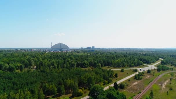 Légi felvétel panoráma utak és vasút közelében Csernobil atomerőmű — Stock videók