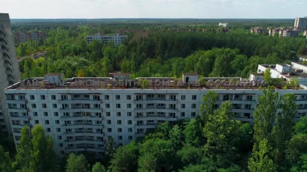 Widok z lotu ptaka opuszczonych budynków miasto anin Prypeć w pobliżu Czarnobyla NPP — Wideo stockowe