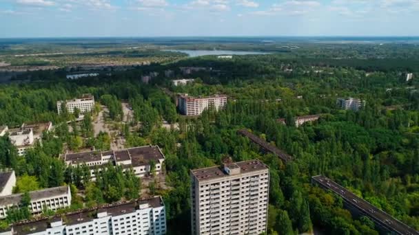 Letecký pohled na opuštěné budovy ve městě Pripyat u Černobylu Npp — Stock video