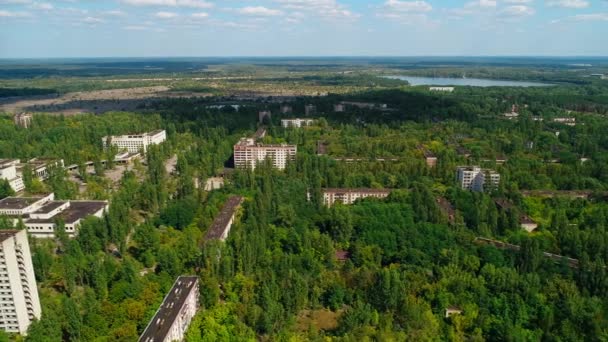 Vue aérienne des bâtiments abandonnés dans la ville Pripyat près de la centrale nucléaire de Tchernobyl — Video