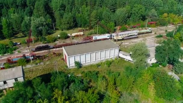 Vista aérea del vertedero de trenes oxidados abandonados en la ciudad de Pripyat cerca de Chernobyl — Vídeo de stock