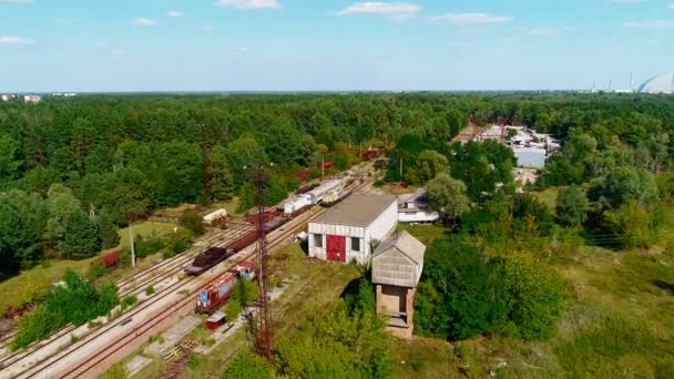 Luchtfoto van een stortplaats van verlaten roestige treinen en wagons in de buurt van Tsjernobyl NPP — Stockvideo