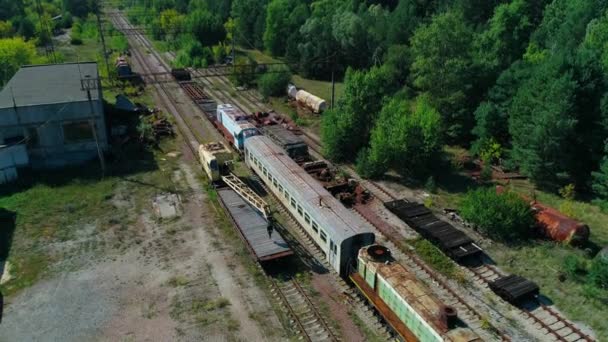 Aerial view of a dump of abandoned rusty trains and wagons near Chernobyl — Stockvideo