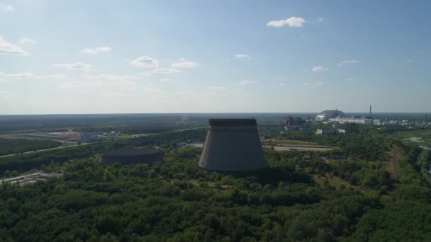 Vedere aeriană a turnurilor de răcire pentru al cincilea, al șaselea reactor nuclear al centralei nucleare de la Cernobîl — Videoclip de stoc