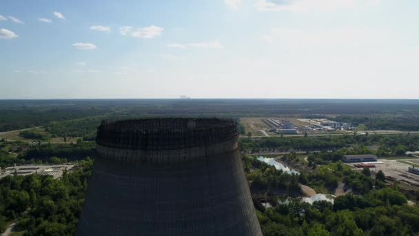 Luchtfoto van koeltorens voor de vijfde en zesde kernreactor van Tsjernobyl — Stockvideo