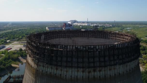 Luchtfoto van de koeltoren voor de vijfde en zesde kernreactor van Tsjernobyl — Stockvideo