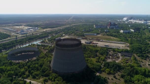 Luchtfoto van koeltorens voor de vijfde, zesde kernreactor van Tsjernobyl Npp — Stockvideo