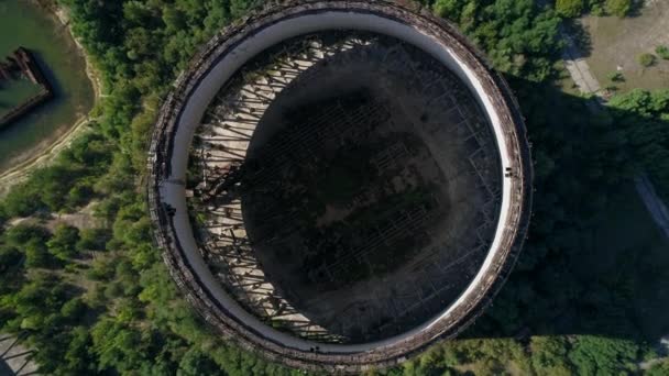 Vue aérienne du dessus des tours de refroidissement des cinquième et sixième réacteurs nucléaires de Tchernobyl — Video