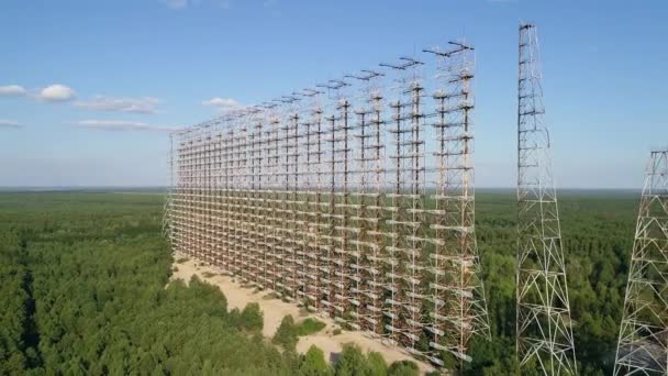 Повітряний вид радіолокаційної станції Дуга поблизу міста Чорнобиль-2. — стокове відео