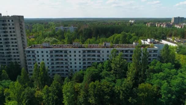 Levegő kilátás elhagyott épületek a városban Pripyat közel Csernobil NPP — Stock videók