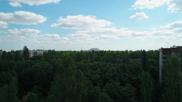 Vue aérienne des bâtiments abandonnés dans la ville Pripyat près de la centrale nucléaire de Tchernobyl — Video