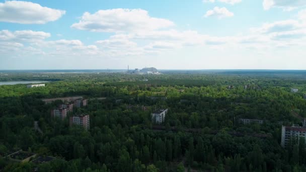 Çernobil NPP yakınlarındaki Pripyat kentindeki terk edilmiş binalar ve göl manzarası — Stok video