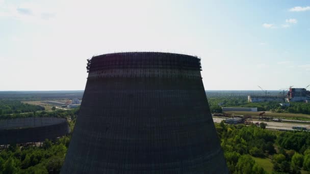 Çernobil 'in beşinci, altıncı nükleer reaktörleri için soğutma kulelerinin hava görüntüsü — Stok video