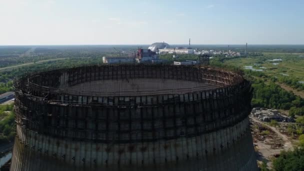 Flygfoto över kyltorn för femte, sjätte kärnreaktorer i Tjernobyl Npp — Stockvideo