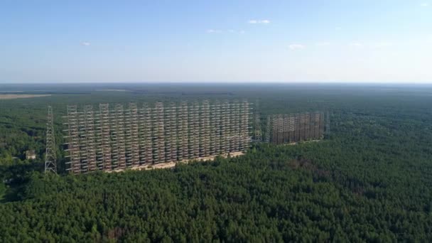 Vue aérienne de la station radar DUGA près de la ville de Tchernobyl-2 — Video