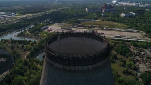 Вид с воздуха на градирни пятого, шестого ядерных реакторов Чернобыля — стоковое видео