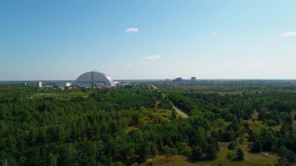 Panorama aéreo da floresta e das estradas perto da central nuclear de Chernobil — Vídeo de Stock